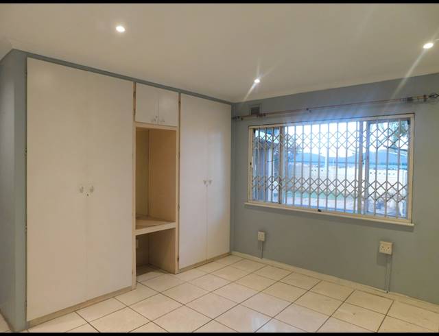 2 BEDROOM SECTIONAL TITLE TO LET IN MONTCLAIR